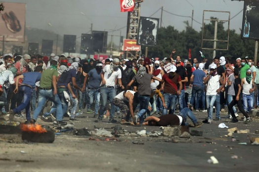 إصابات خلال مواجهات مع قوات الاحتلال على حاجز حوارة جنوب نابلس