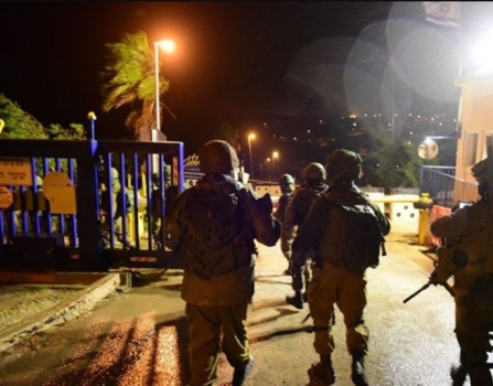 اعتقالات في صفوف الفلسطينيين والعثور على سلاح في الضفة