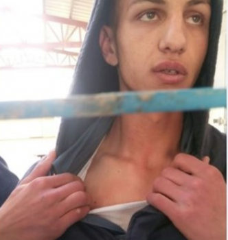 صور- جنود الاحتلال ينهالون بالضرب على الاسرى