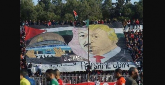 السعودية تهدد بالرد على رفع الجمهور الجزائري لافتة كبيرة تجمع سلمان وترامب
