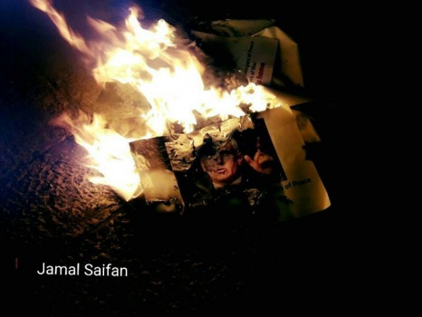 نشطاء يحرقون صور نائب الرئيس الأمريكي ببيت لحم