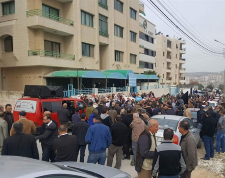المئات يتظاهرون ضد وكالة الغوث بنابلس