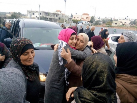 صور وفيديو..الاحتلال يفرج عن أسيرة من قرية طورة جنوب جنين