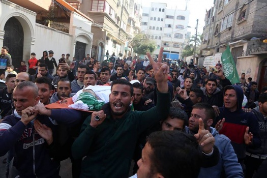 بالصور..جماهير غزة تشيع جثمان الشهيد الصياد عبد الله زيدان