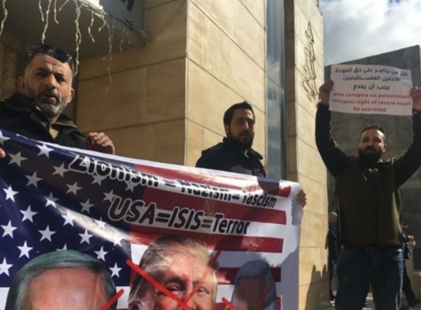 (شاهد) نشطاء اعترضوا على زيارة وفد امريكي للغرفة التجارية ببيت لحم