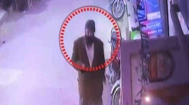 شاهد.. فيديو جديد لقاتل زينب يحوم حول منزلها وشرطة باكستان في مأزق !