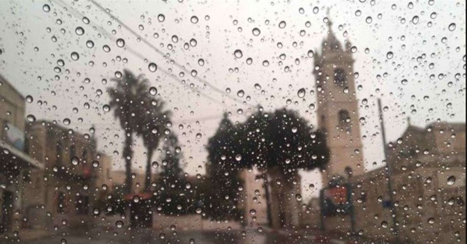 الطقس: أجواء ماطرة وباردة حتى السبت