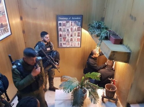 صور | الاحتلال يغلق مطعماً في القدس