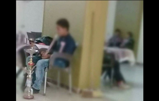 الشرطة تضبط 12طفلا يدخنون "الشيشه " بمقهى في رام الله.