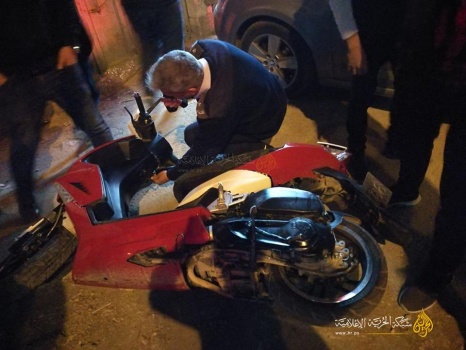 بالصور..دراجة نارية تدهس 3 اشخاص وتصيبهم بجراح في منطقة راس الجورة بالخليل