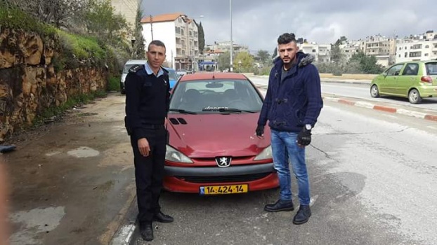 مواطن يسلم مركبته غير القانونية للشرطة في بير زيت