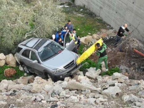 صور| إصابتان بحادث سير ذاتي شمال طولكرم