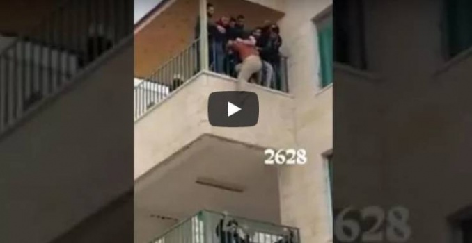 فيديو| طالبة أردنية تحاول الإنتحار برمي نفسها من شرفة مبنى الجامعة!!