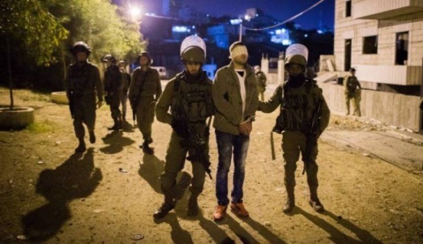 القدس: الاحتلال يعتقل خمسة شبان من مخيم قلنديا