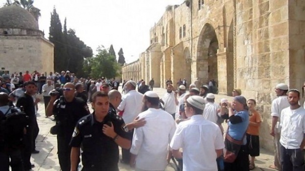 مجموعات المستوطنين تقتحم المسجد الأقصى