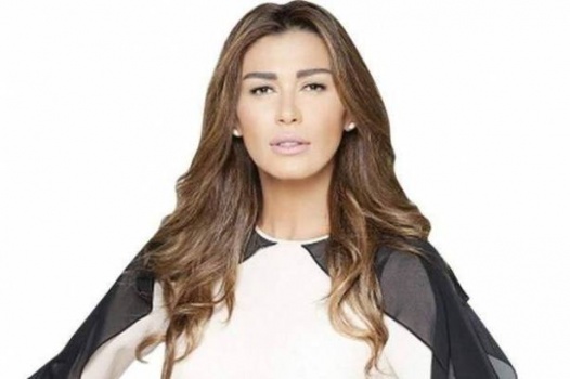 بالفيديو - نادين الراسي تحدث ضجة برقصها الجريء على المسرح