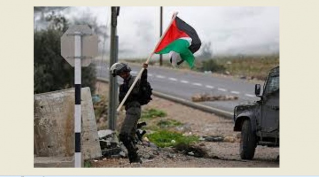  جيش الاحتلال يفجر علمين فلسطينيين على السياج شرق رفح