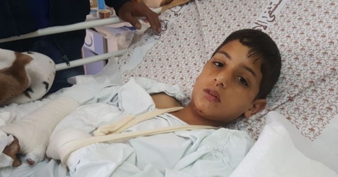 طارده الجنود فسقط عن سطح المنزل