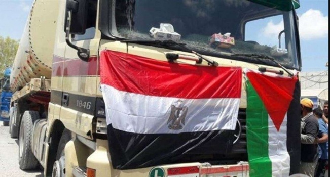 الشاحنات المصرية تشق طريقها بعيدا عن "الوفاق"