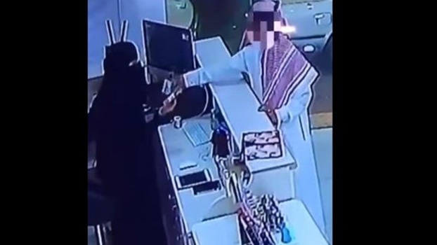 بالفيديو… لص ذكي يخدع سيدة في متجرٍ سعودي