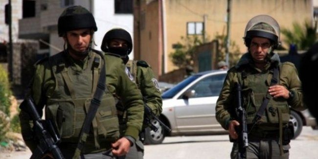 استولى على 40 كيلو غراماً من الفضة.. الخليل: الاحتلال يعتقل 3 أشقاء من دير سامت وفتى من بيت أمر