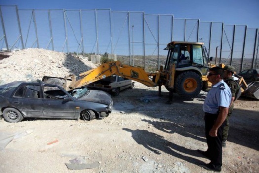 الشرطة تتلف 30 مركبة غير قانونية وتقبض على 8 مطلوبين في يطا