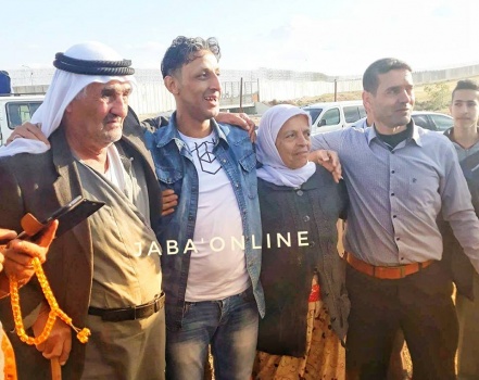أسير من بلدة جبع جنوب جنين يتنسم الحرية بعد قضاءه 14 عاما في سجون الاحتلال