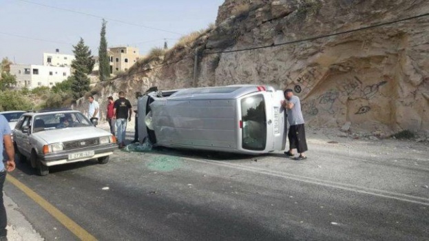 3 إصابات أحدها خطيرة جراء انقلاب سيارة في تقوع