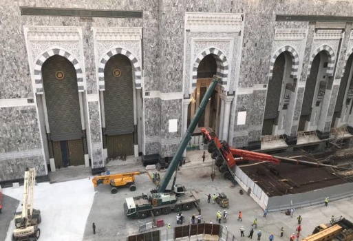 صور| مكة: العناية الإلهية تمنع مأساة داخل الحرم!