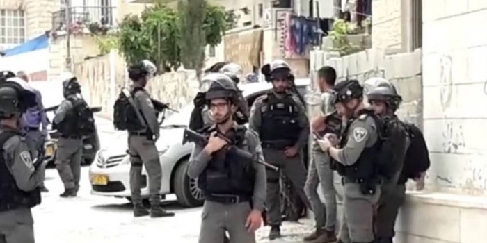 اصابة فتى واعتقال سيدة بالعيسوية