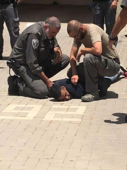 شاهد بالفيديو والصور : اصابة خطيرة جدا لاسرائيلية بعملية طعن في العفولة