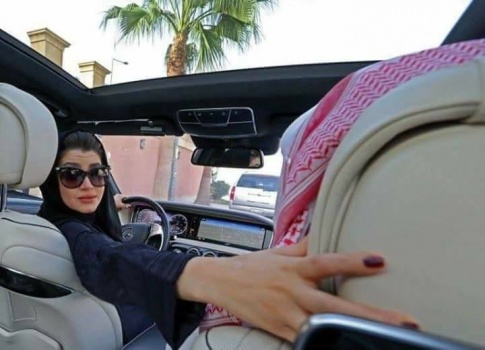 السعودية: السجن والغرامة بحق كل من يصوّر النساء أو يتهكم بهم أثناء قيادتهم السيارة
