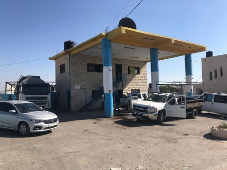 بالصور..اغلاق محطة محروقات غير قانونية غرب رام الله
