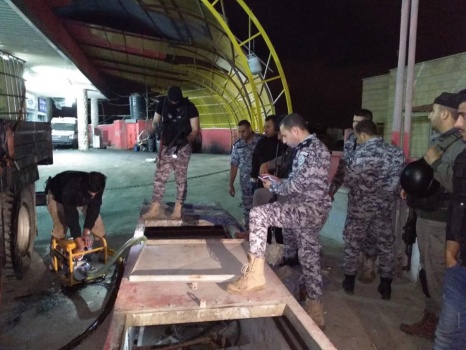 بالصور..إغلاق محطتين لبيع المحروقات ومصادرة 5500لتر محروقات مهربة بقلنديا