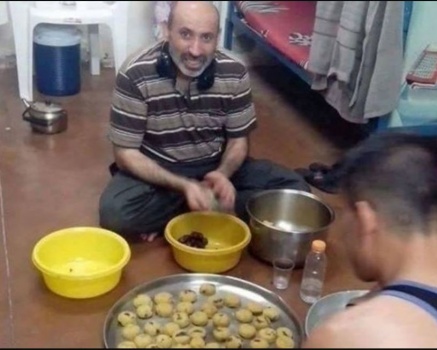 بسبب هذه الصورة- قوات القمع تهاجم الأسرى وتعزلهم