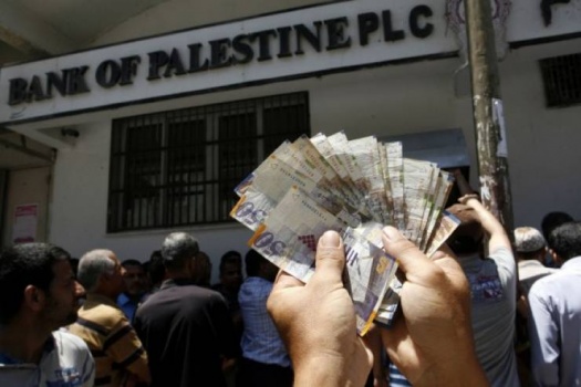 موظفو السلطة بغزة يتقاضون نصف الراتب