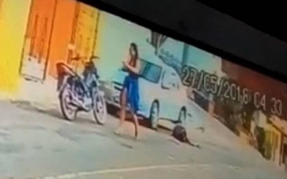فيديو| زوجة تقتل زوجها ضابط الشرطة في الشارع لهذا السبب!