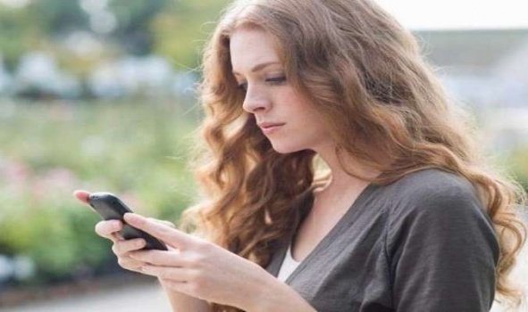 الإشعارات المتواصلة على الهواتف الذكية تغير كيمياء الدماغ
