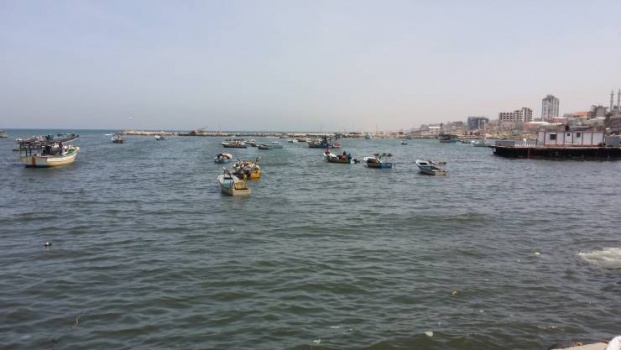 الاحتلال يقلص مساحة الصيد في بحر غزة