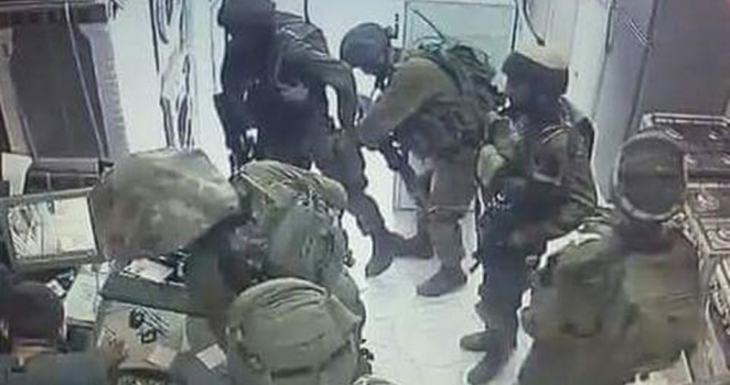 الاحتلال يقتحم سوق الدويك بالخليل ويداهم محل ملابس
