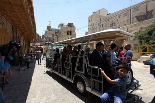 بالصور..افتتاح مشروع حافلات النقل الكهربائية في البلدة القديمة بالخليل