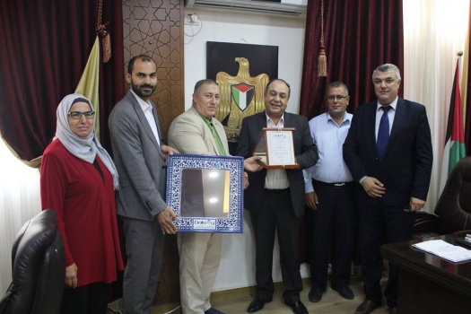 معهد جلاكسي للتدريب يكرم محافظ جنين