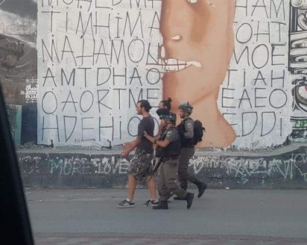بيت لحم: الاحتلال يعتقل رسامين ايطاليين صاحبي جدارية عهد التميمي