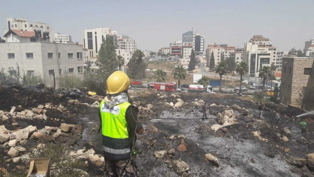 بالصور..السيطرة على حريق كبير امتد الى قطع وهياكل مركبات في حي المصيون وسط مدينة رام الله