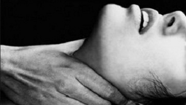 قتل ابنته خنقاً وسلّم نفسه!