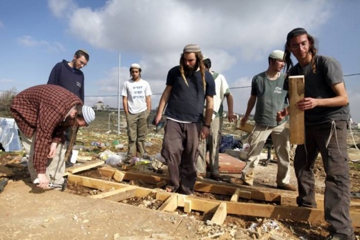 'كرفانا' استيطانيا قرب عين الحلوة بالاغوار .