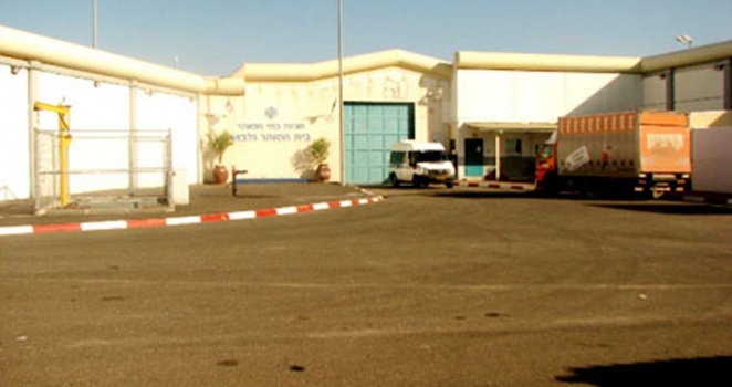 توتر شديد في سجن "جلبوع" والأسرى يحرقون إحدى الغرف