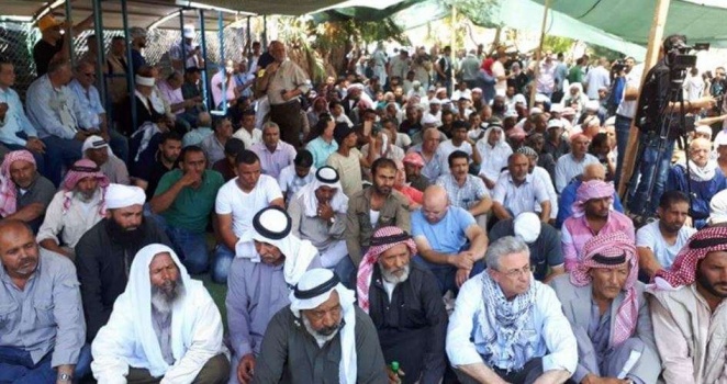 المئات يؤدون "الجمعة" في الخان الأحمر