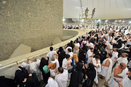 ضيوف الرحمن يرمون الجمرات بأول أيام التشريق