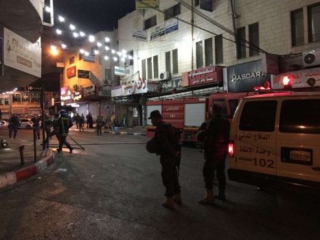 بالصور... الدفاع المدني يمنع كارثه محققه في احدى المجمعات التجارية بجنين
